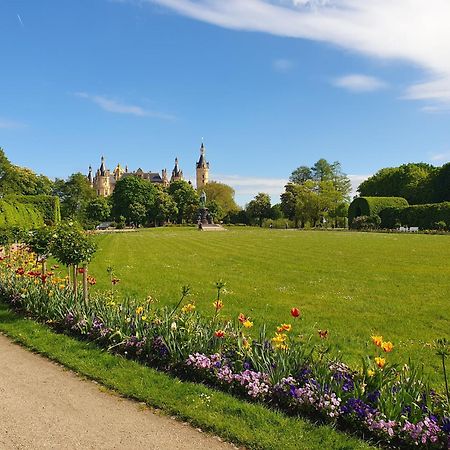 Neumuehler Hof- Ferienwohnung "Benjamin" Mit Grosser Privater Dachterasse Und Guter Anbindung In Die City Schwerin  Bagian luar foto