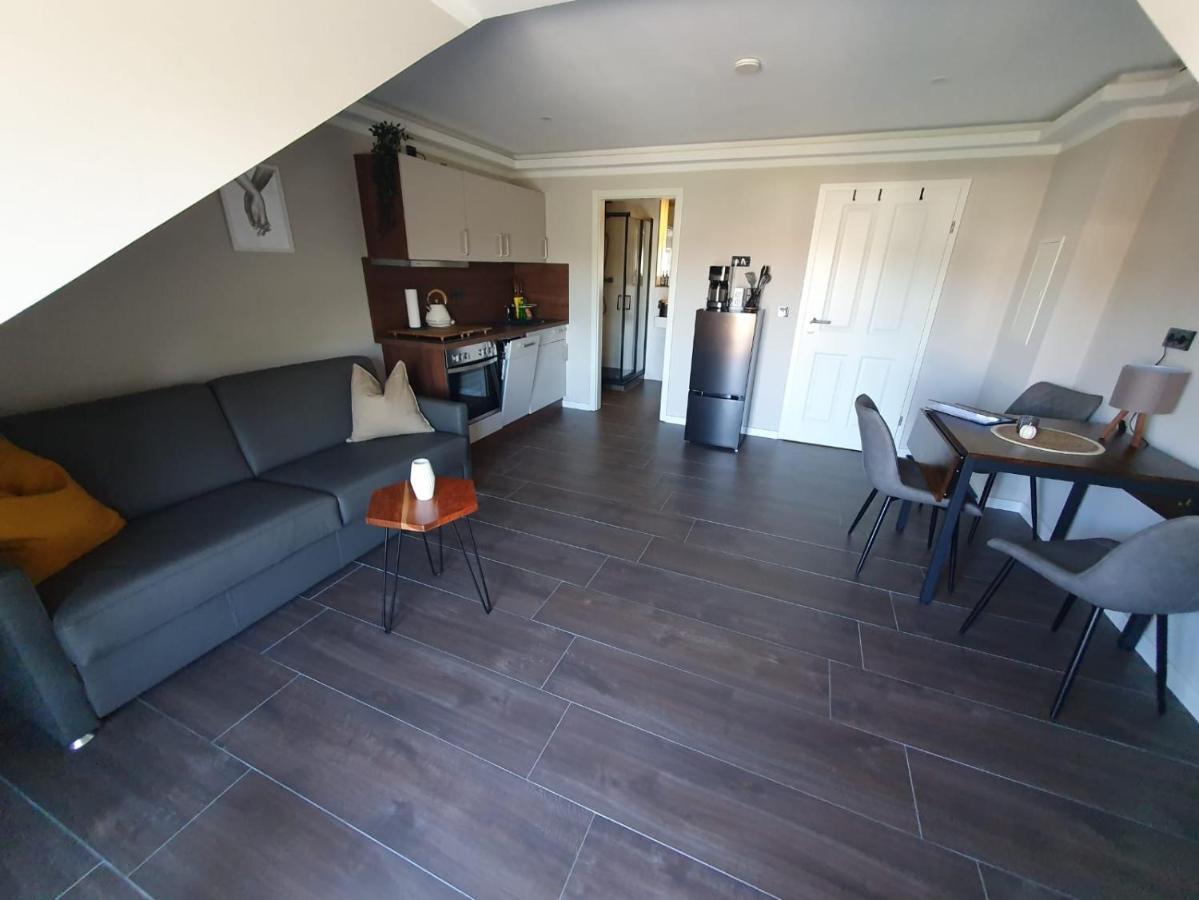 Neumuehler Hof- Ferienwohnung "Benjamin" Mit Grosser Privater Dachterasse Und Guter Anbindung In Die City Schwerin  Bagian luar foto