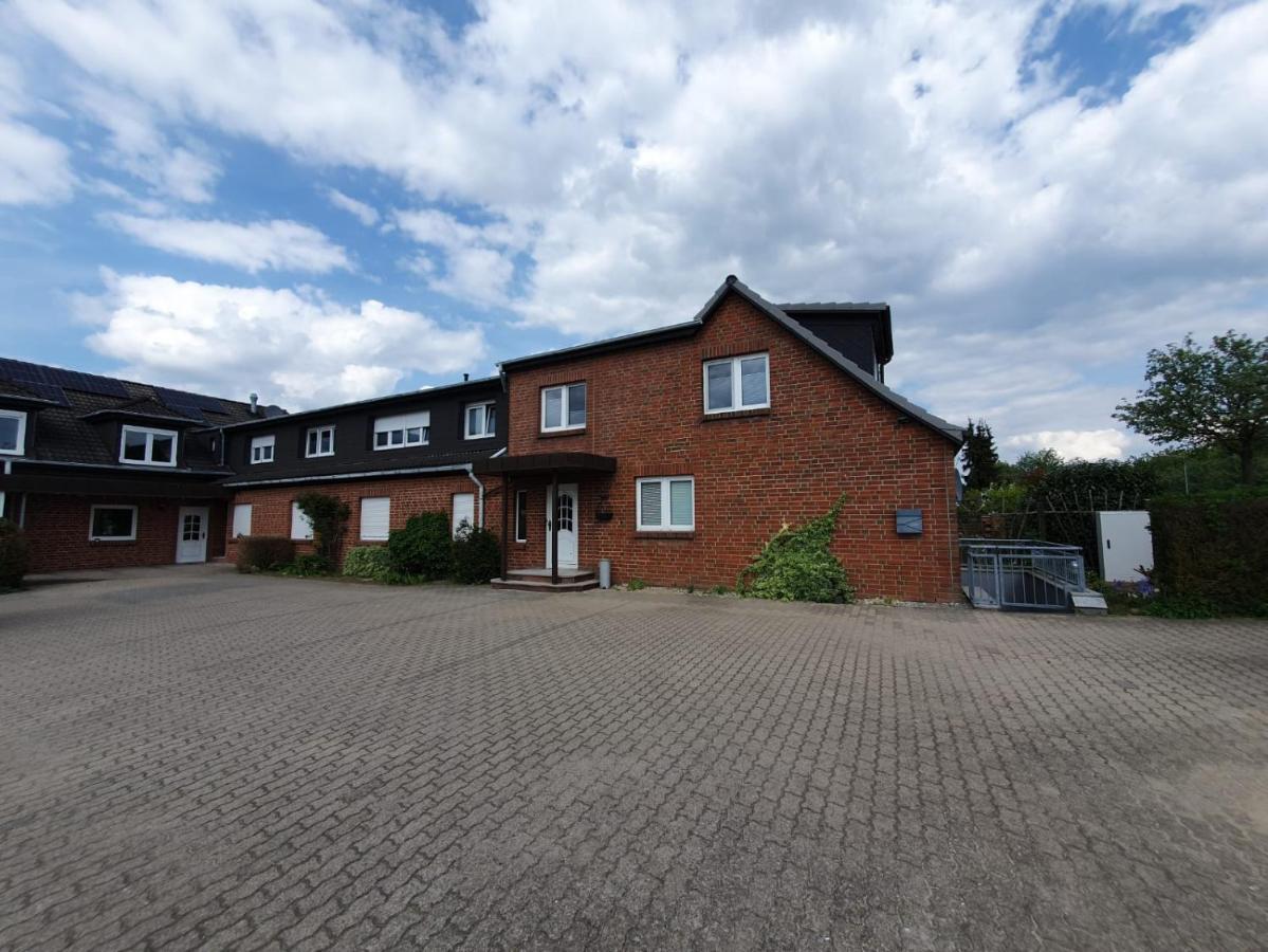 Neumuehler Hof- Ferienwohnung "Benjamin" Mit Grosser Privater Dachterasse Und Guter Anbindung In Die City Schwerin  Bagian luar foto