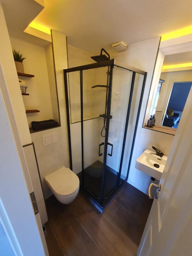 Neumuehler Hof- Ferienwohnung "Benjamin" Mit Grosser Privater Dachterasse Und Guter Anbindung In Die City Schwerin  Bagian luar foto