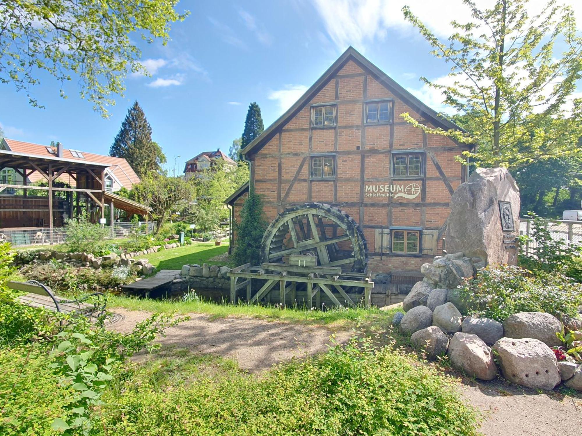 Neumuehler Hof- Ferienwohnung "Benjamin" Mit Grosser Privater Dachterasse Und Guter Anbindung In Die City Schwerin  Bagian luar foto